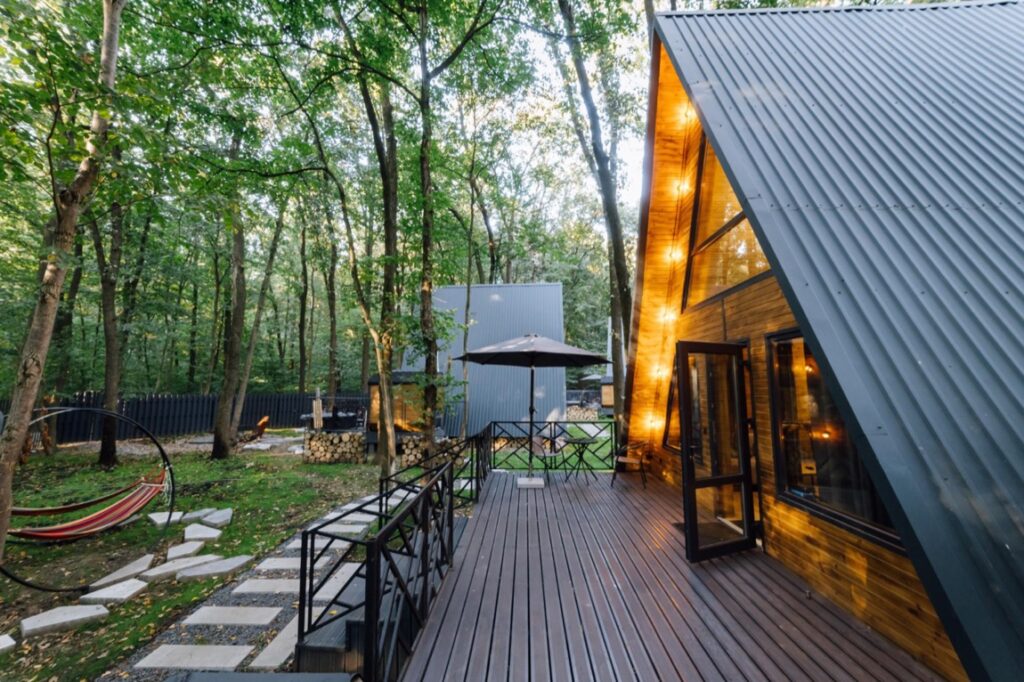 Tereny nadwodne, szczególnie te przy jeziorach, cieszą się ogromnym zainteresowaniem zarówno wśród inwestorów, jak i osób szukających miejsca na budowę domu lub oazy wypoczynkowej